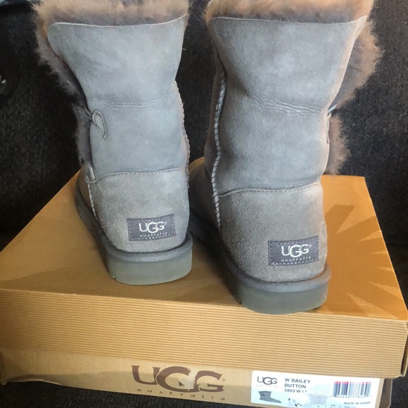 ❤️SOLD❤️UGG Bailey with button - Picture 3 of 8